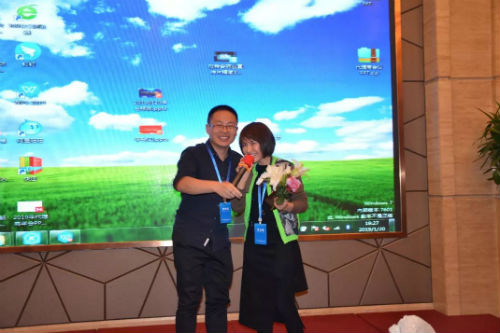 众多朋友在一片欢乐和谐的氛围中，获得了球友会送出的精美礼品。