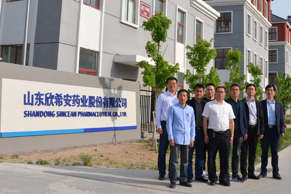 球友会部分员工与审查领导合影